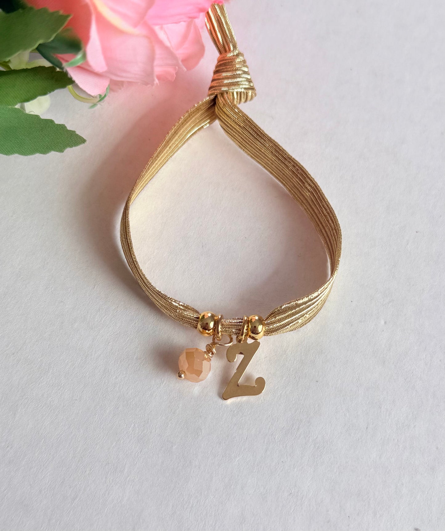 Pulsera elástica con inicial pequeña