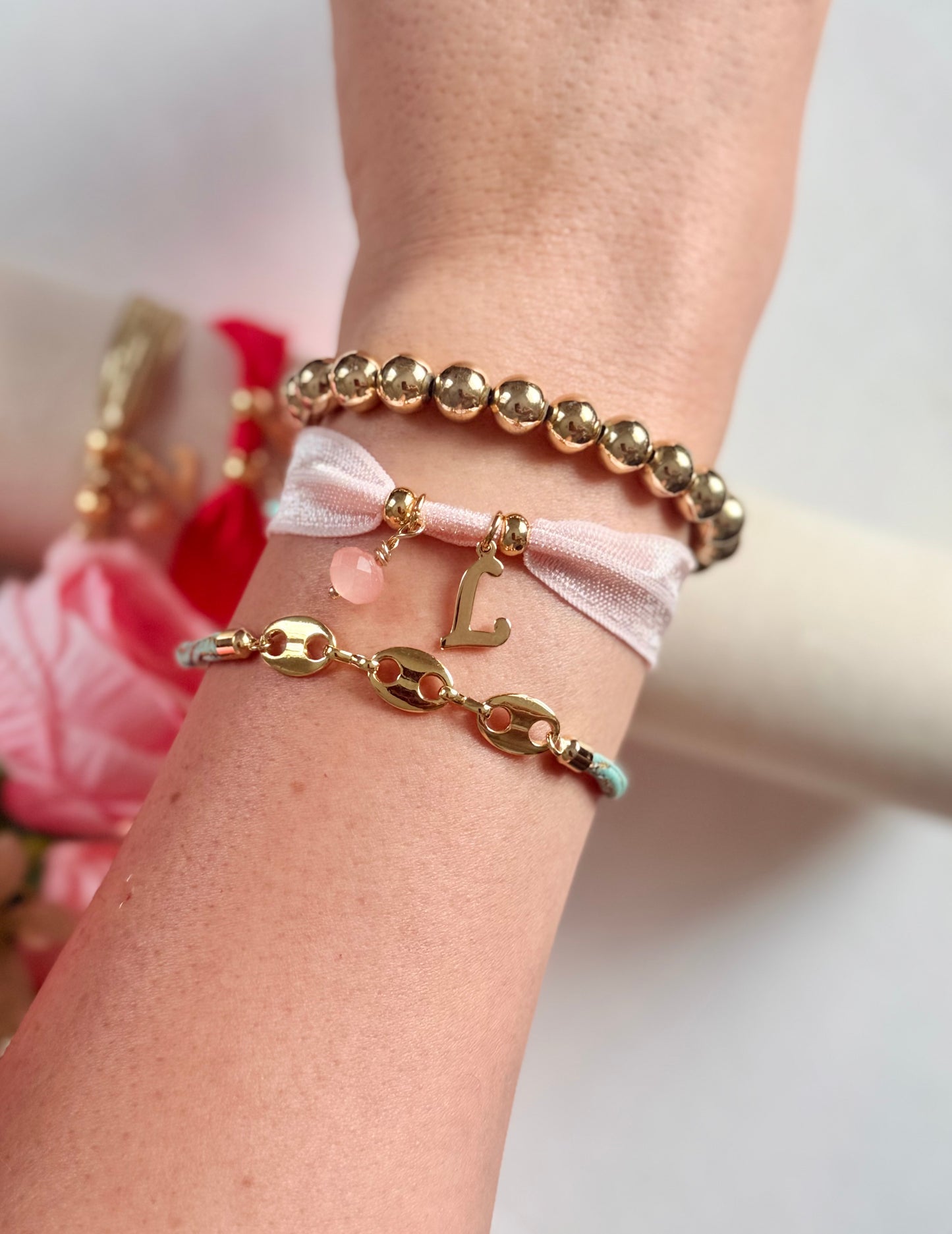 Pulsera elástica con inicial pequeña