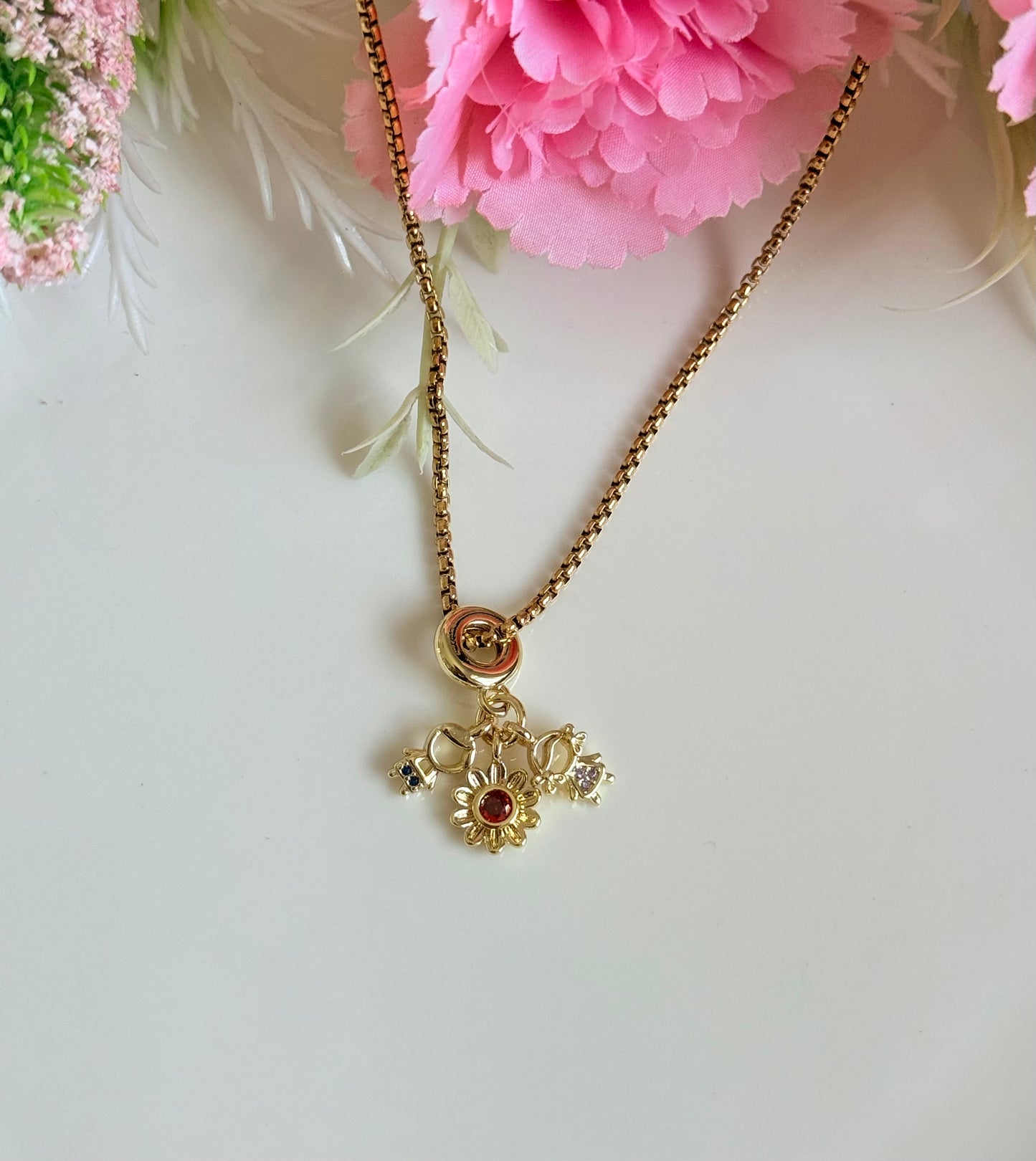 Cadena colgante niño y niña con flor
