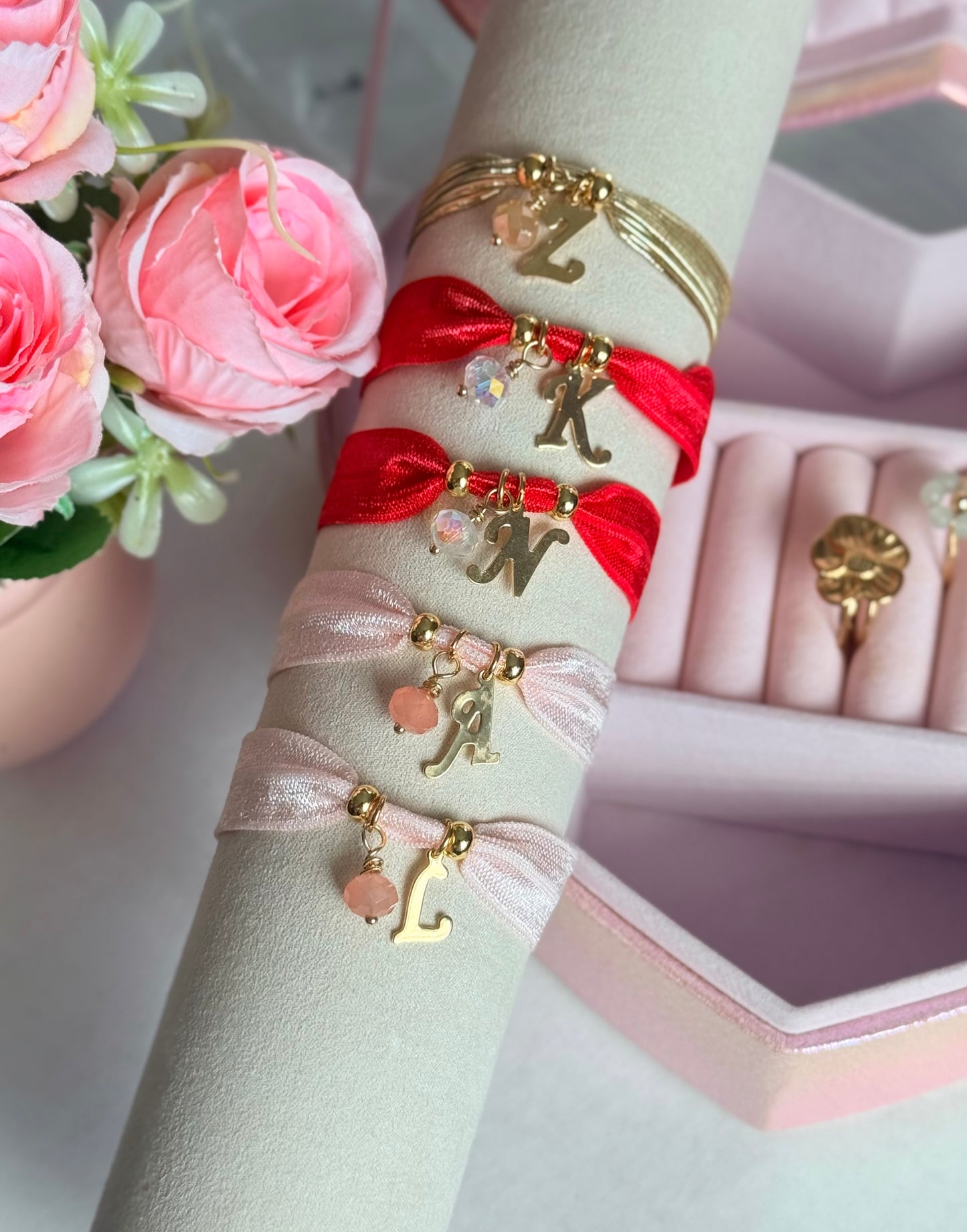 Pulsera elástica con inicial pequeña
