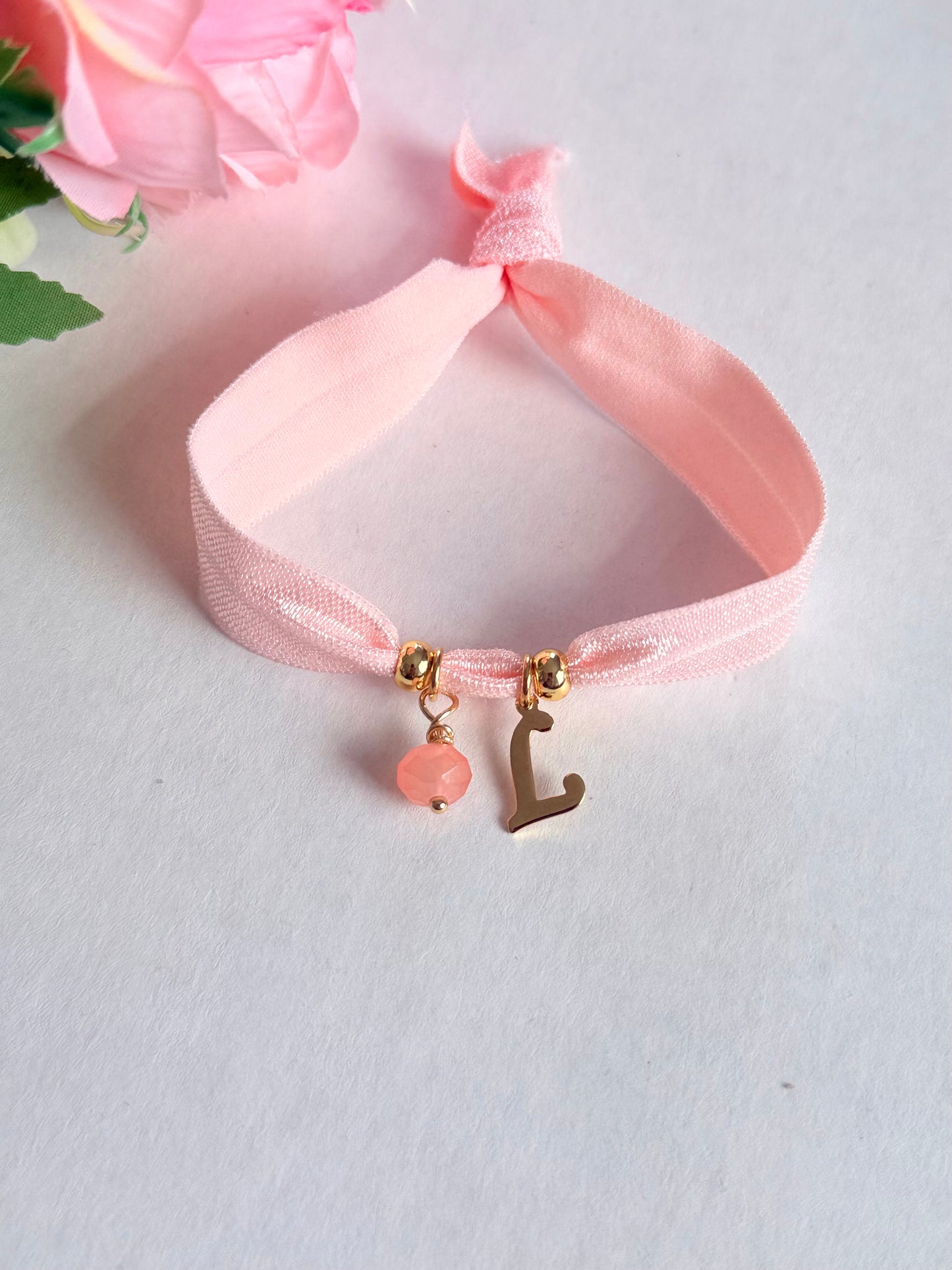 Pulsera elástica con inicial pequeña