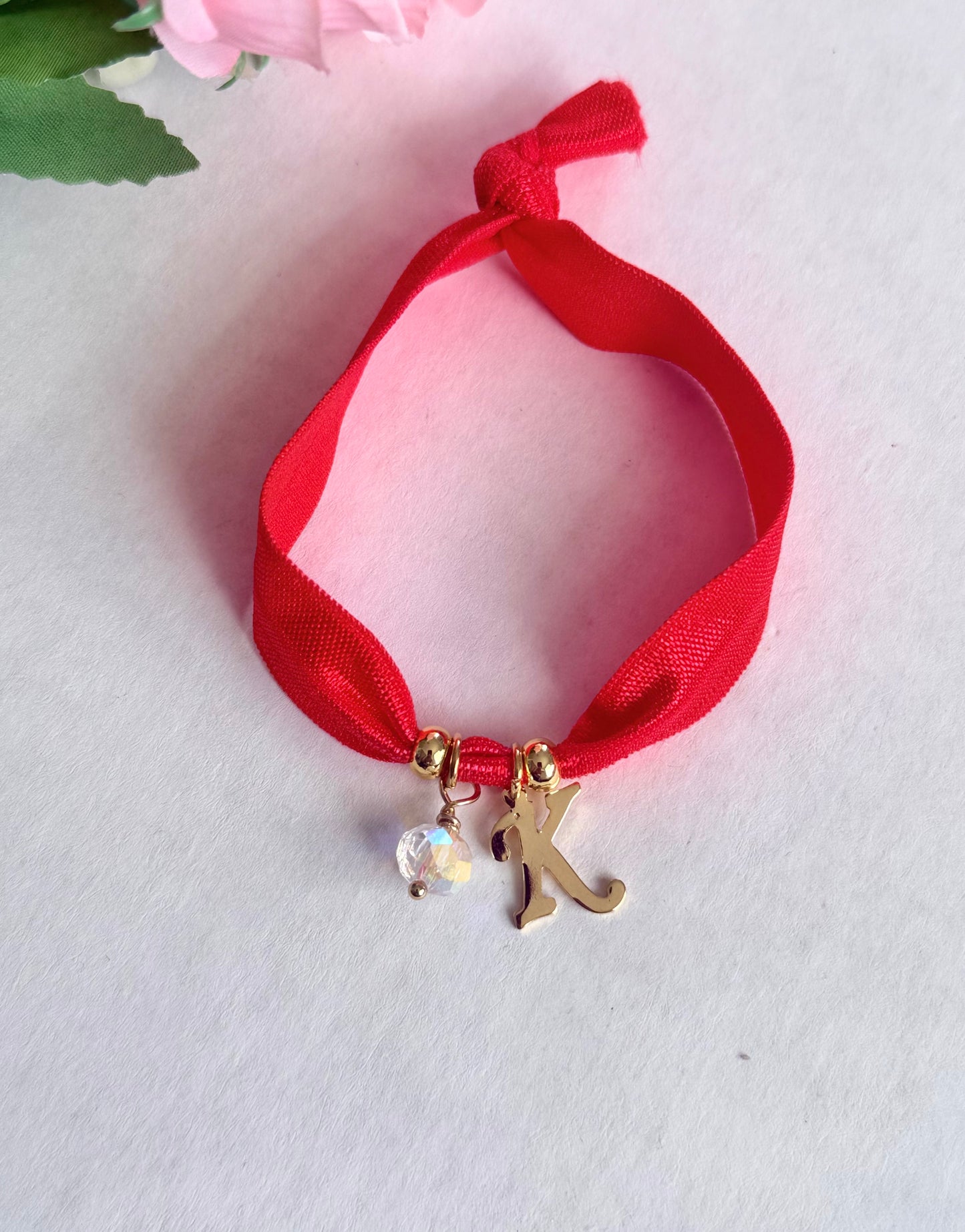 Pulsera elástica con inicial pequeña