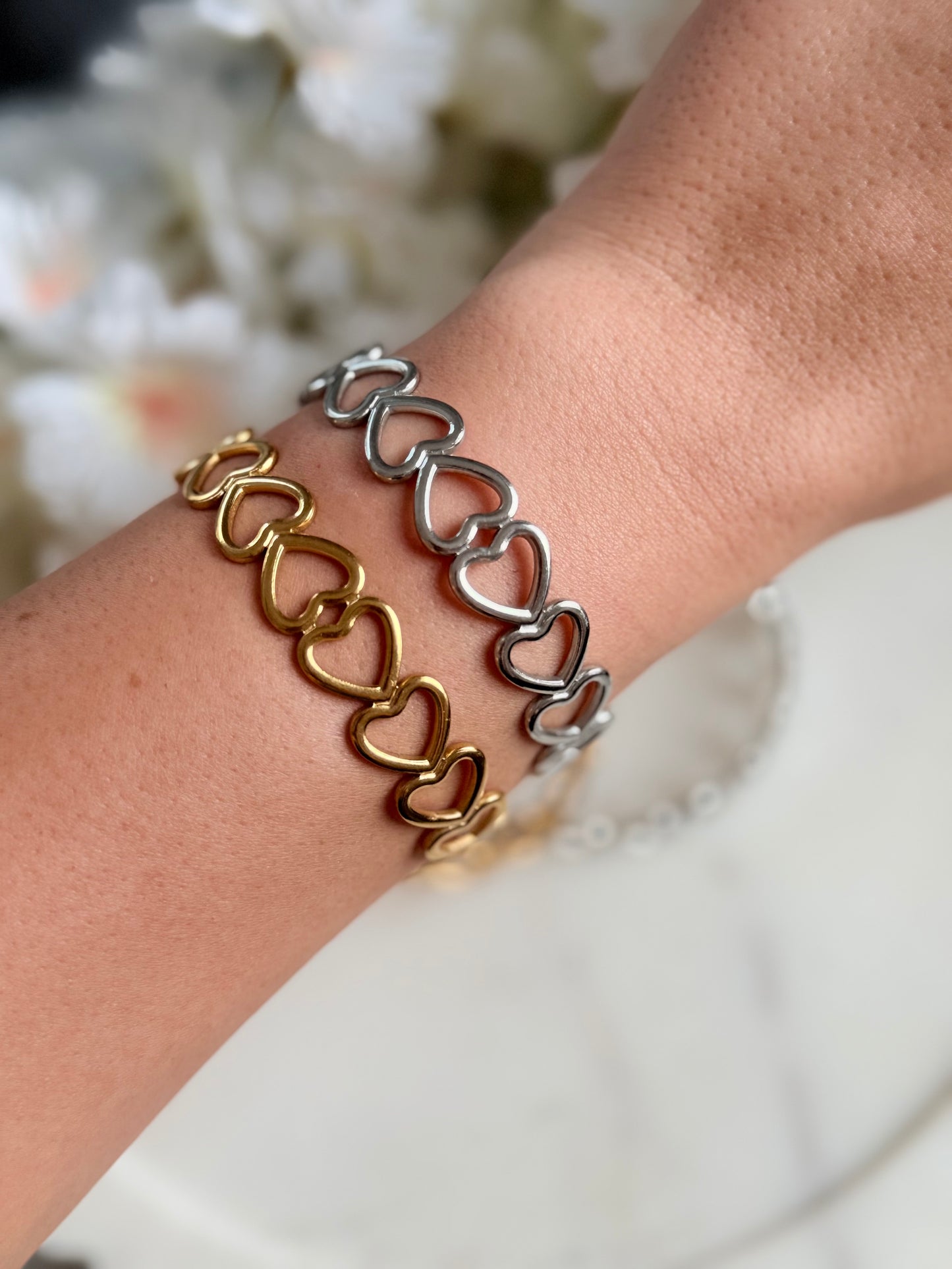 Pulsera cuff corazones