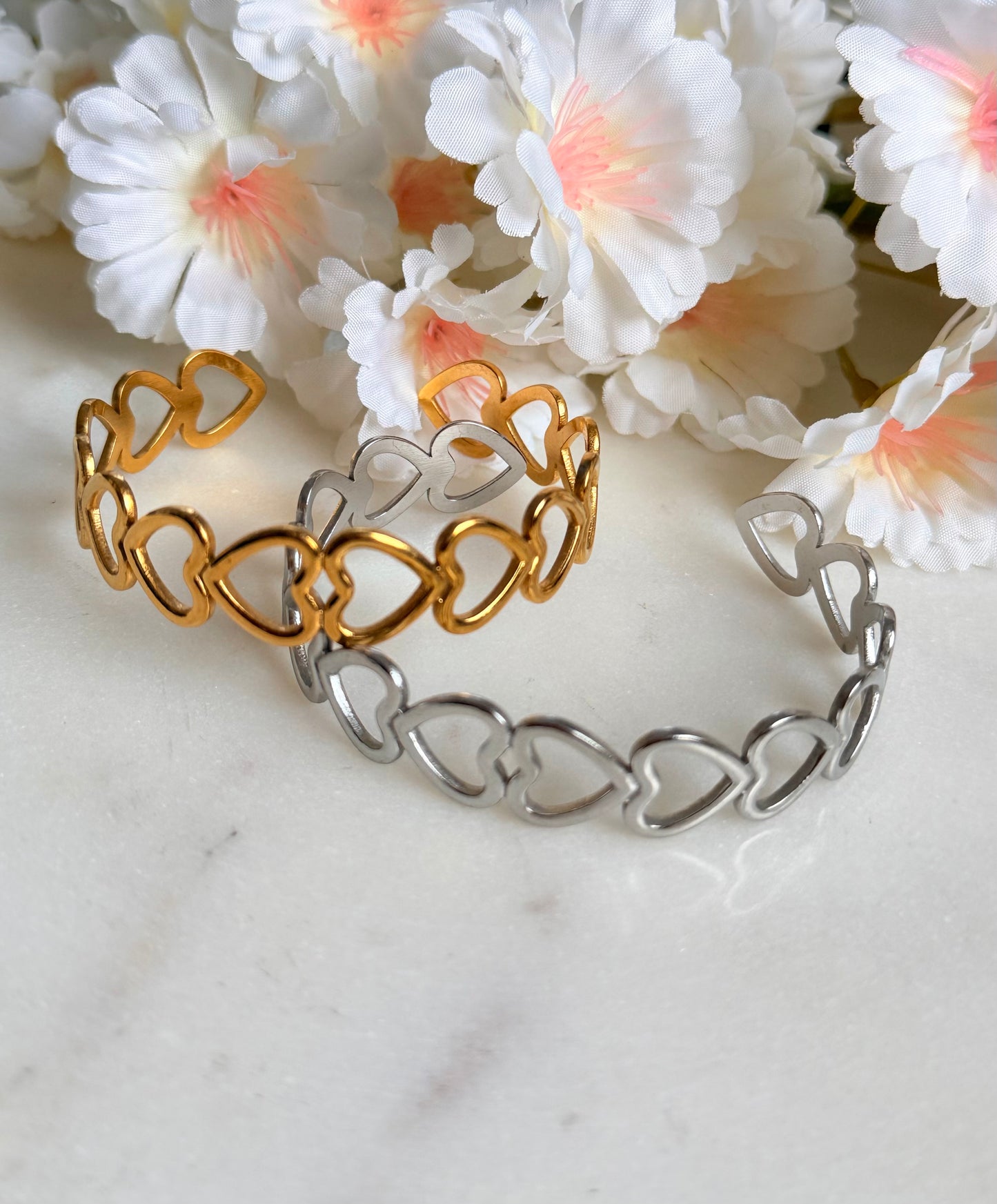 Pulsera cuff corazones